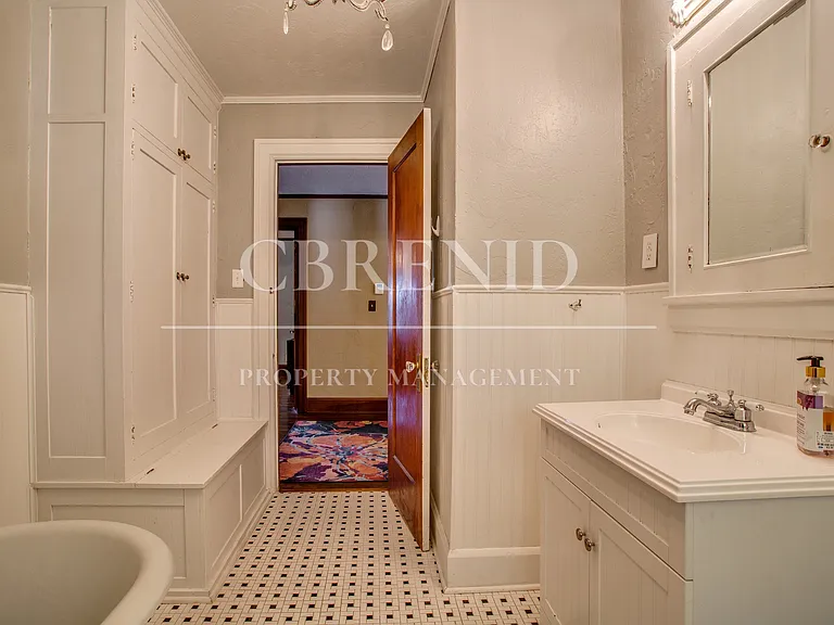 1214 W Maine St — Photo 26