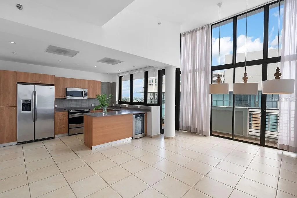 3 bed, 2.0 bath, 1328 sqft, $5,500 — Photo 3