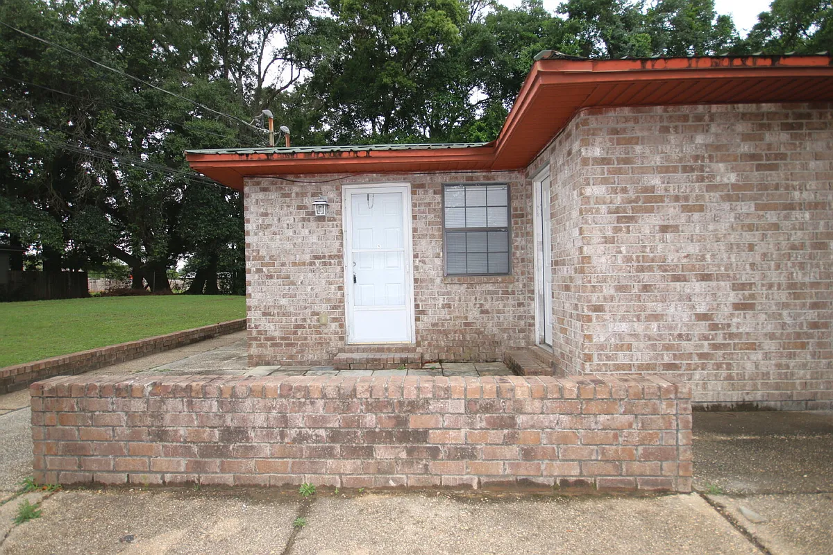 Building Photo - 130 E Nine Mile Rd #5