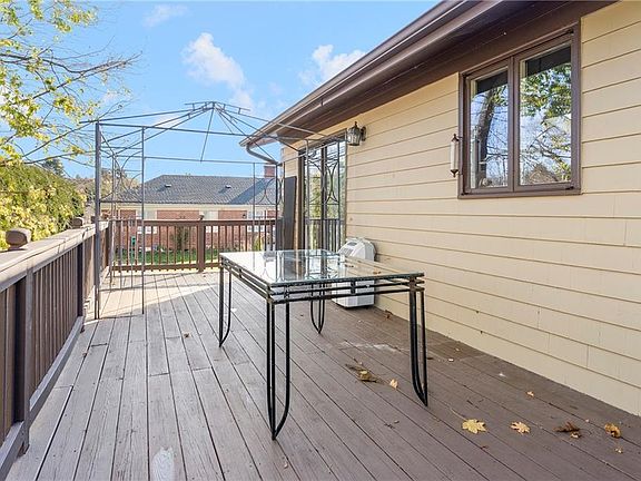 3rd image of 25 Oaklawn Manor Dr