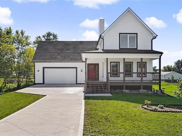 318 E 8th St, Wellsville, KS 66092