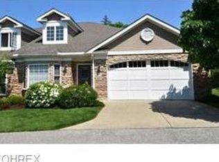 11 Somerset Dr, Rocky River, OH