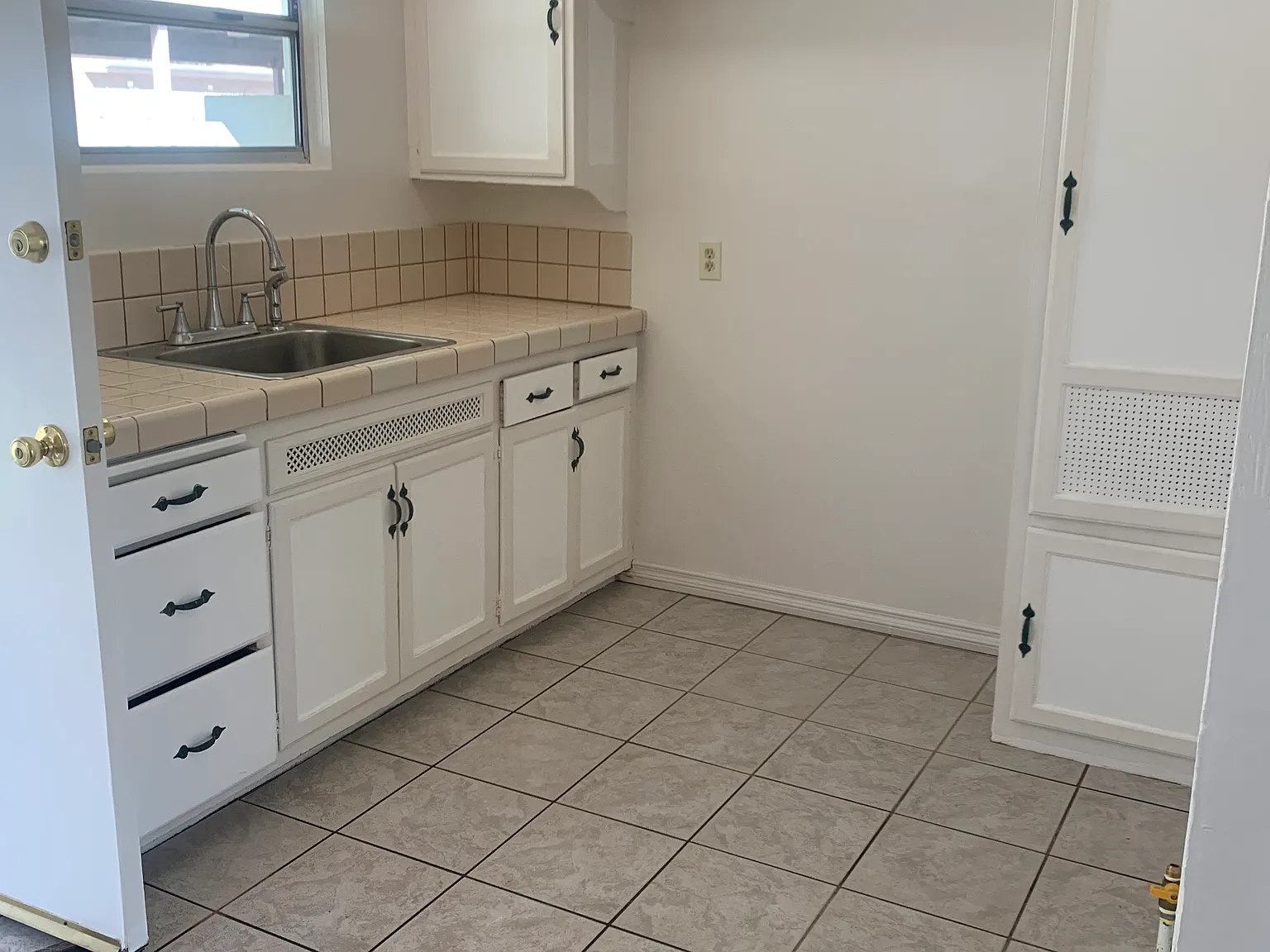 2 bed, 760 sqft, $2,600 — Photo 1