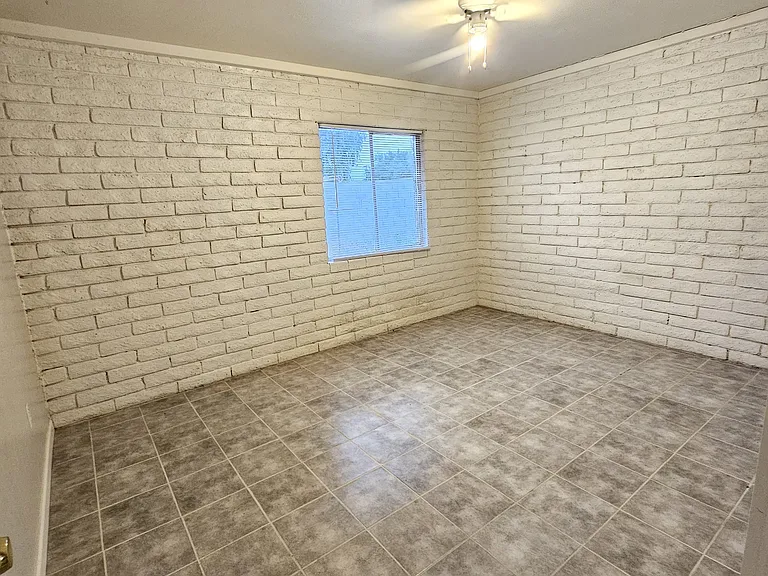 1820 W Wickieup Ln — Photo 6