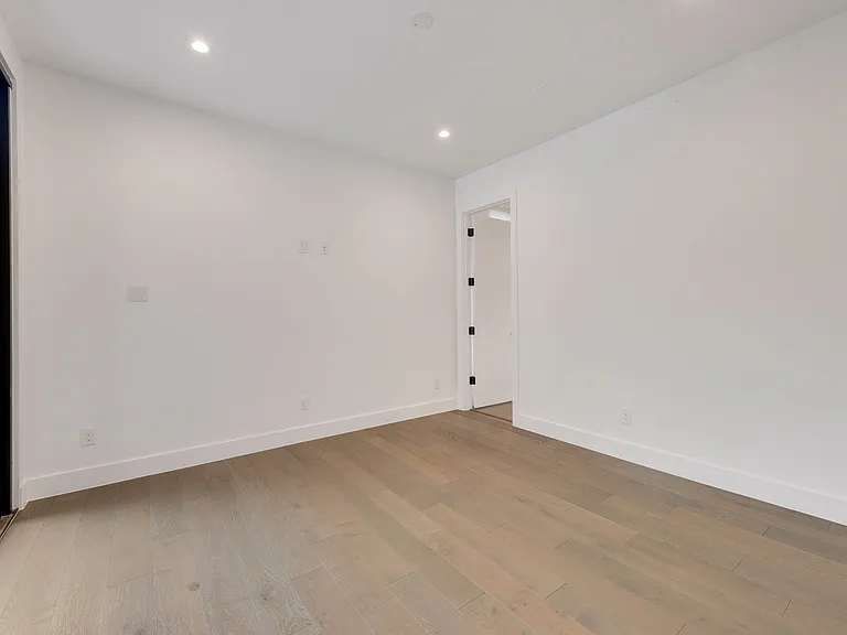 6420 Kenwood Ave — Photo 3