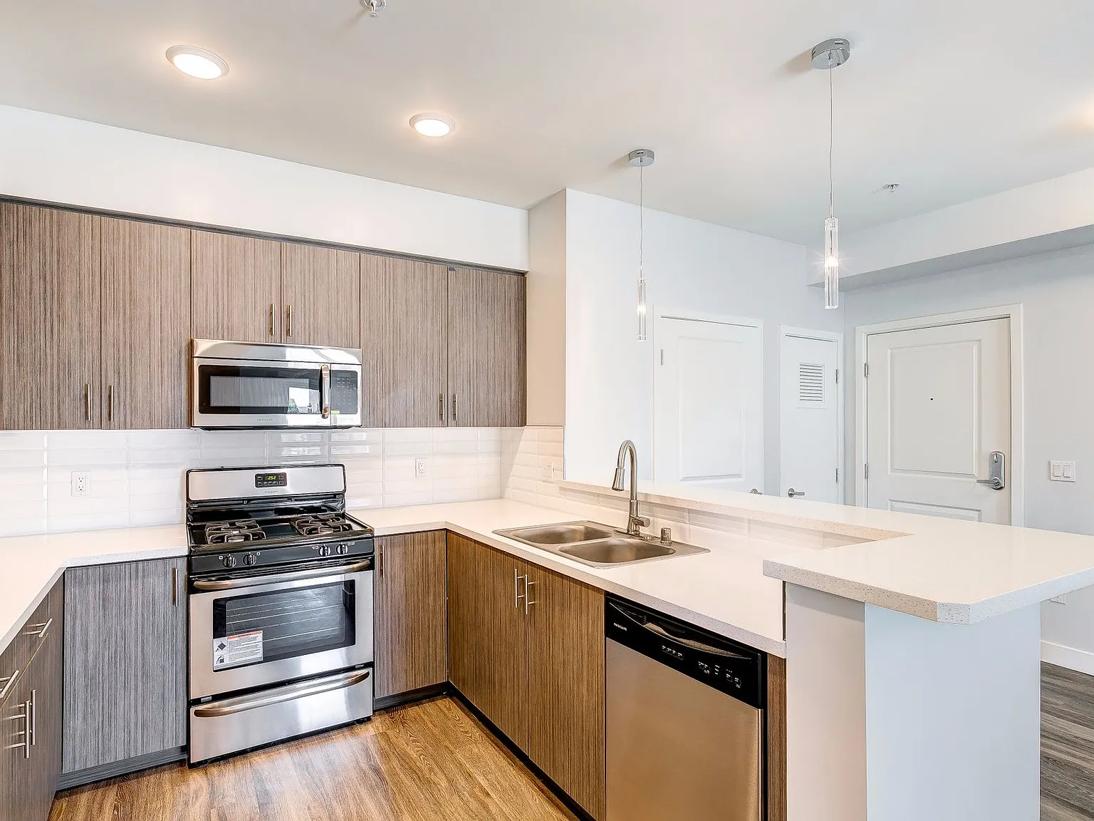 Moderno Luxury Living East — Photo 2