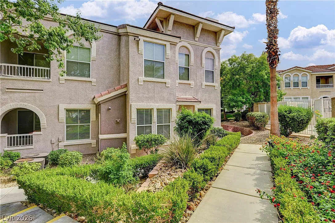 3 bed, 2.0 bath, 1377 sqft, $1,650 — Photo 2
