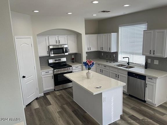 4th image of 42615 W OAKLAND Drive