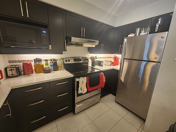 4th image of 595 Somerset St W