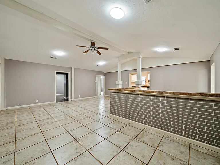 Spacious 25x25 great room
