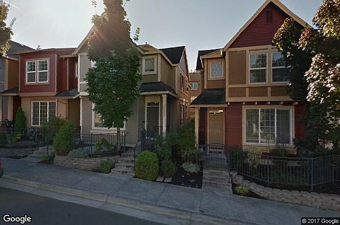 Spacious 3 bd 2.5 bath corner Town House with with loft spac