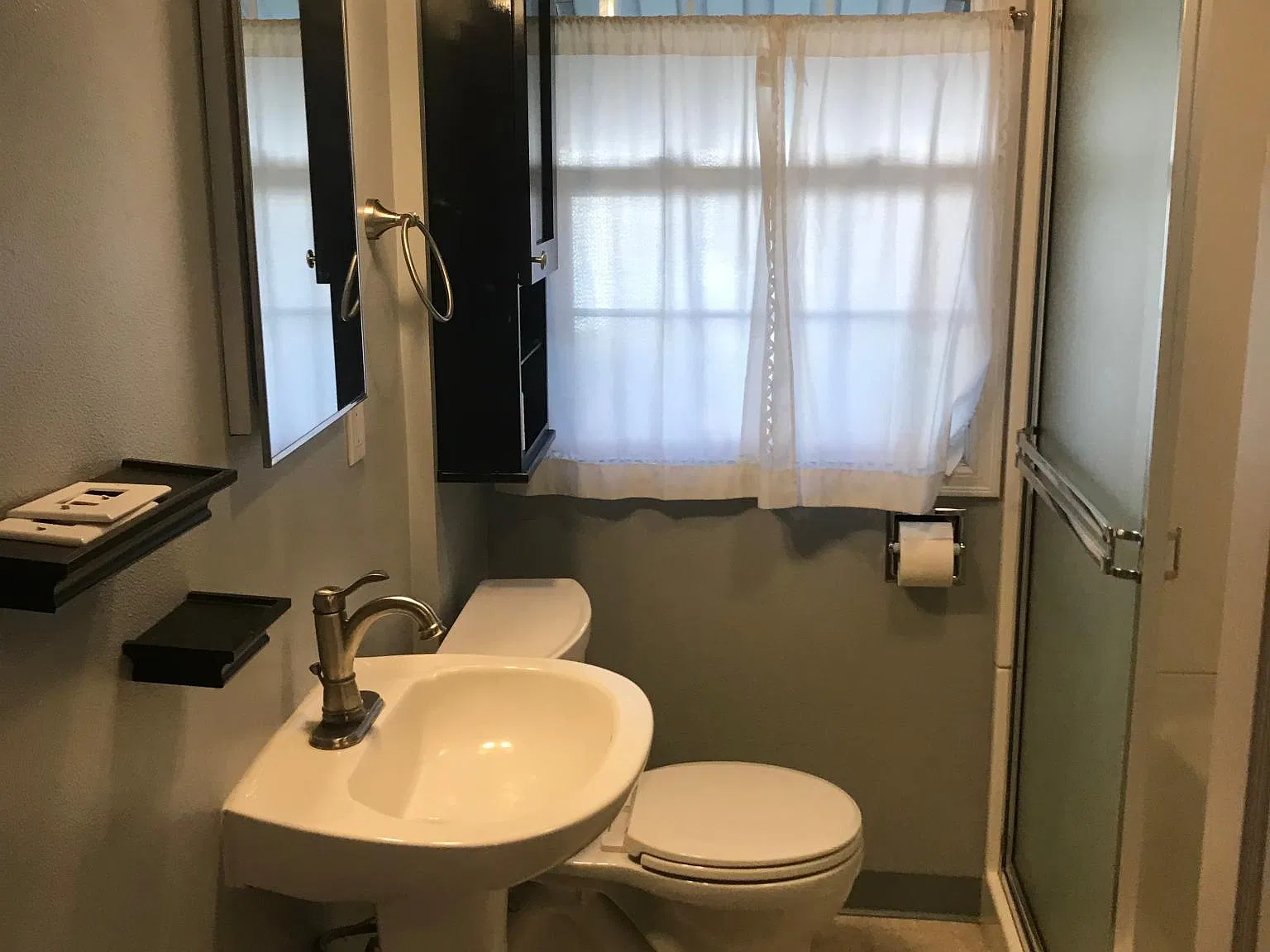 3 bed, 2432 sqft, $3,000 — Photo 4