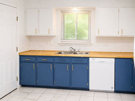 2nd image of 2027 Lee St