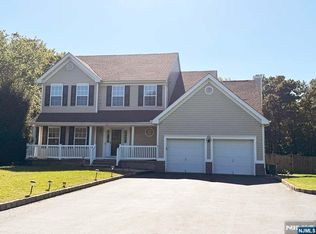 30 Goldfinch Rd, Jackson, NJ 08527