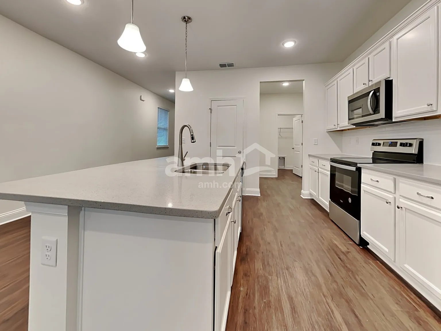3 bed, 2.0 bath, 1588 sqft, $2,525 — Photo 4