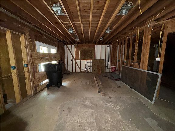 3rd image of 1107 Southern Hills Rd