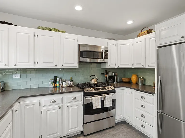 31 Montauk Ave — Photo 15