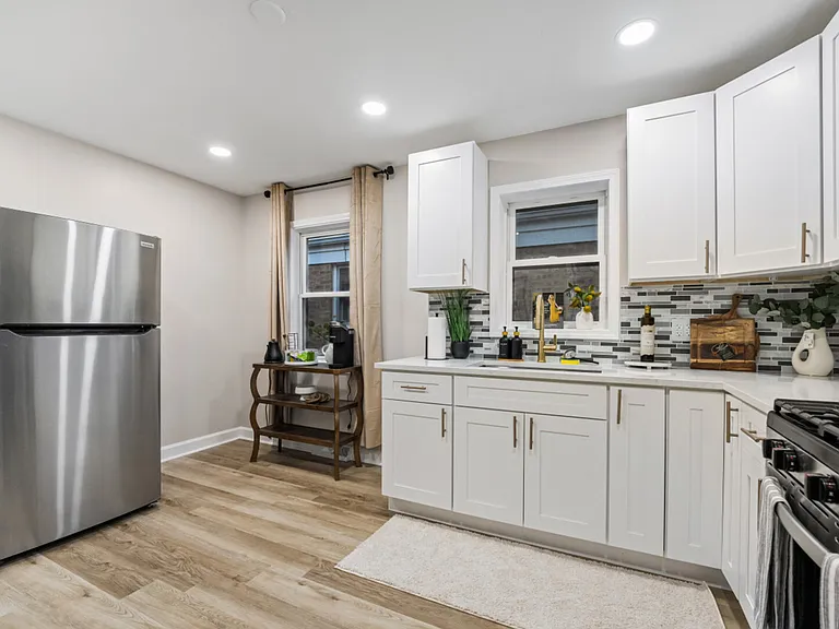 S 52nd Ct — Photo 16