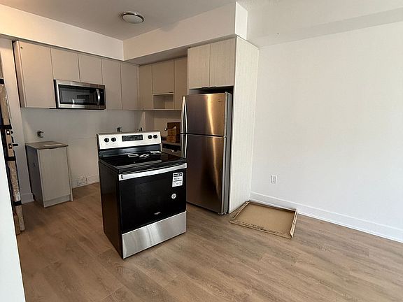 4th image of 204 Burnhamthorpe Rd E #403