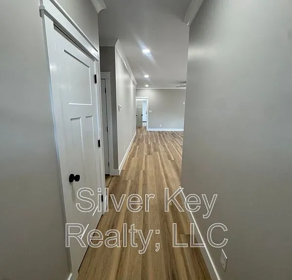924 Stratford Ave — Photo 5