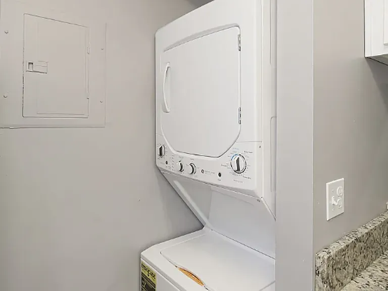 Falcon Point Apartments — Photo 38