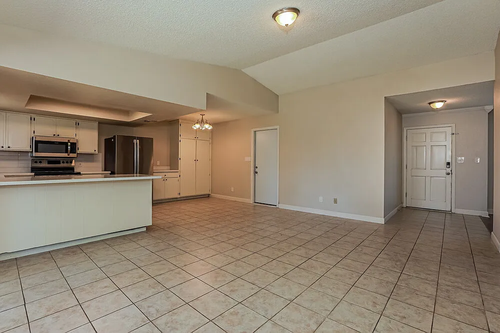 3 bed, 2.0 bath, 1307 sqft, $2,310 — Photo 4