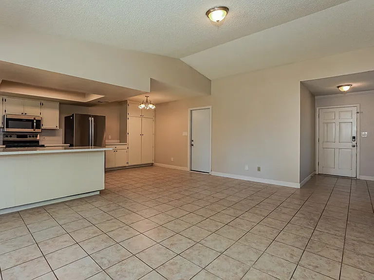 2915 E Dolphin Ave — Photo 4