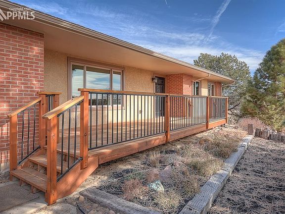 25' x 10' DECK WELCOMES YOU HOME