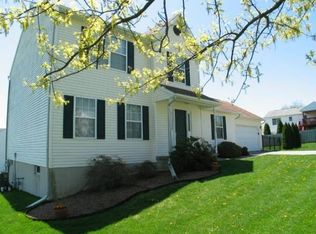 8 Ice House Dr, Stewartstown, PA 17363