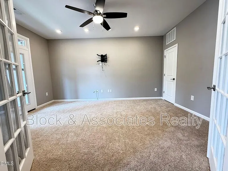 537 Austin View Blvd — Photo 5