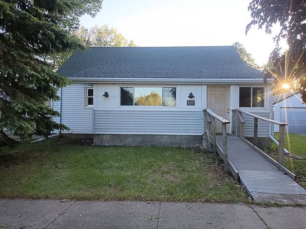 107 Adrian St S