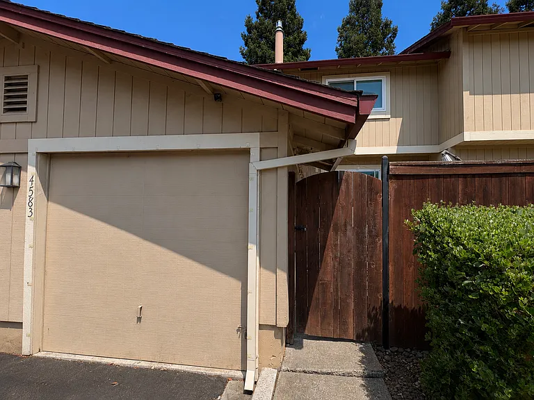 4583 Harbor Ln — Photo 2