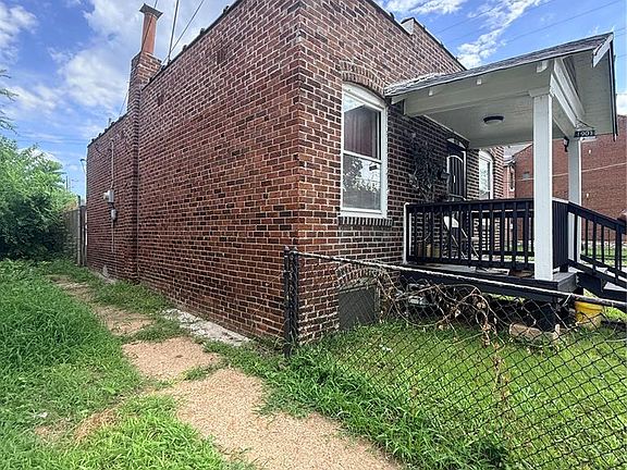 2nd image of 1901 Agnes St