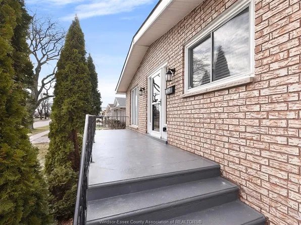 10820 Mulberry Rd, Windsor, ON N8R 1H8