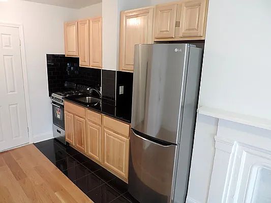 4th image of 95 Orchard St
