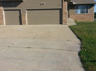 550 S Blue Stem Ct, Haysville, KS 67060