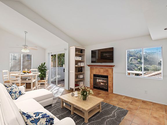 Living room / dining area