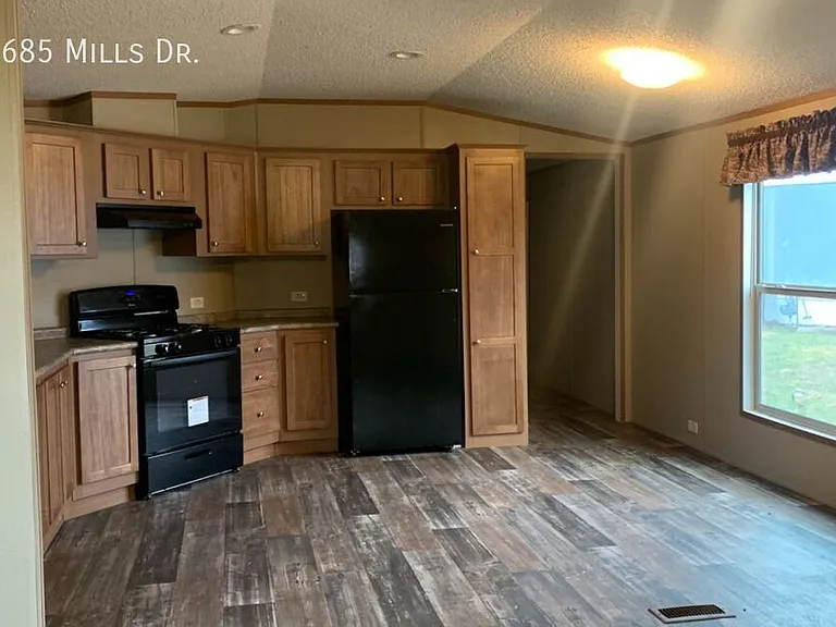 685 E Mills Dr — Photo 3