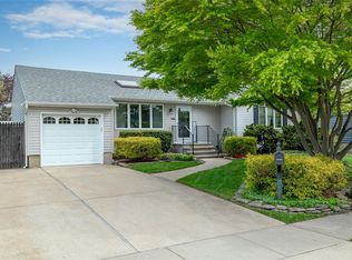 3 3rd Ave, Farmingdale, NY 11735
