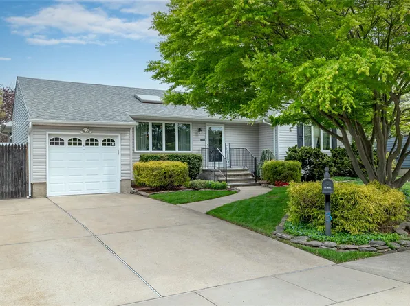 3 3rd Avenue, Farmingdale, NY 11735