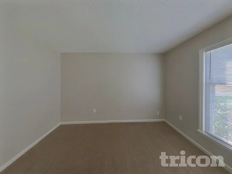 7400 Palmetto Ct — Photo 6