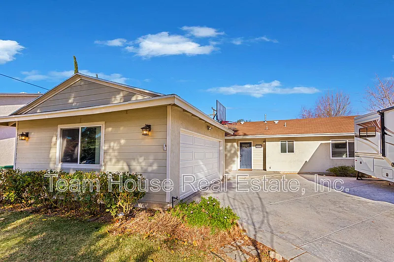 3 bed, 2.0 bath, 1250 sqft, $3,600 — Photo 2