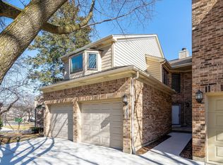 103 Kenston Ct, Geneva, IL 60134