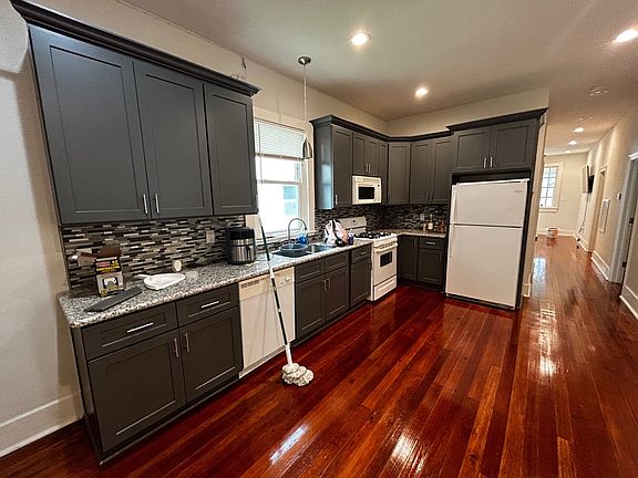 3rd image of 2418 Palmer Ave