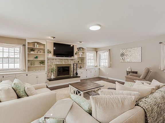3rd image of 11841 W Woodside Dr