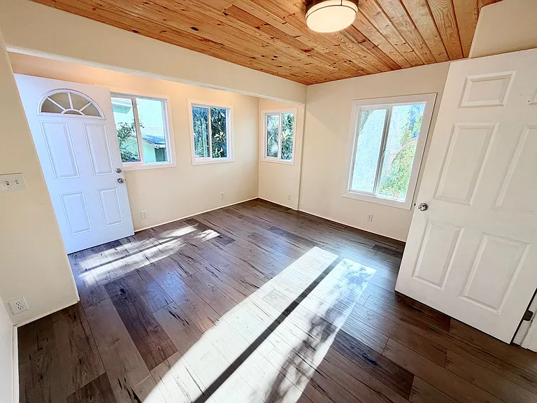 345 Crane Blvd — Photo 48