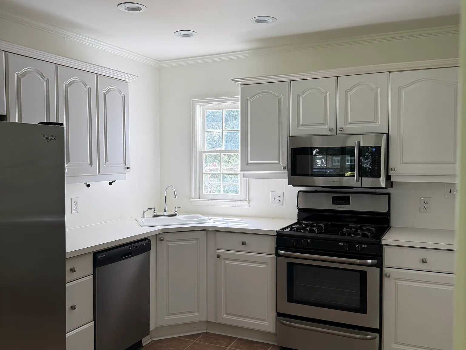 2 bed, 1000 sqft, $2,200 — Photo 4