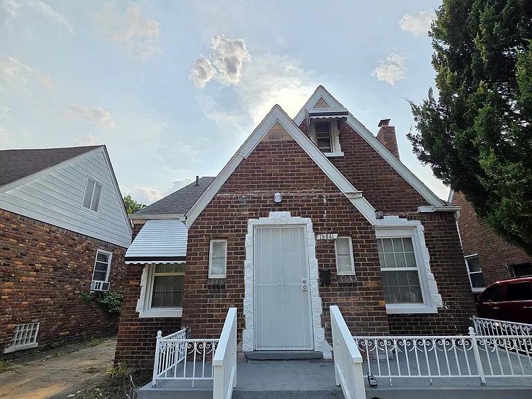 15841 Steel St — Photo 2
