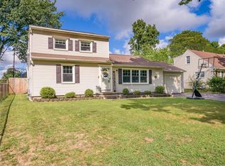 135 N Autumn Dr, Rochester, NY 14626