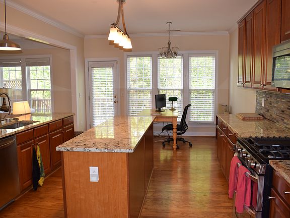 Eat-in kitchen w/island